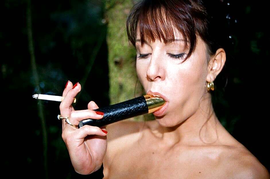 Fumando y con un consolador
 #20888422