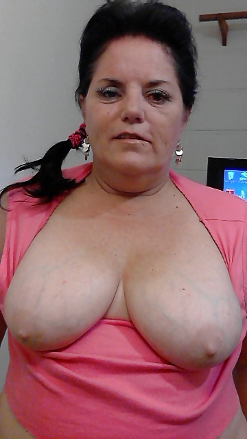 U wanna play with her and suck those nipples don't you???