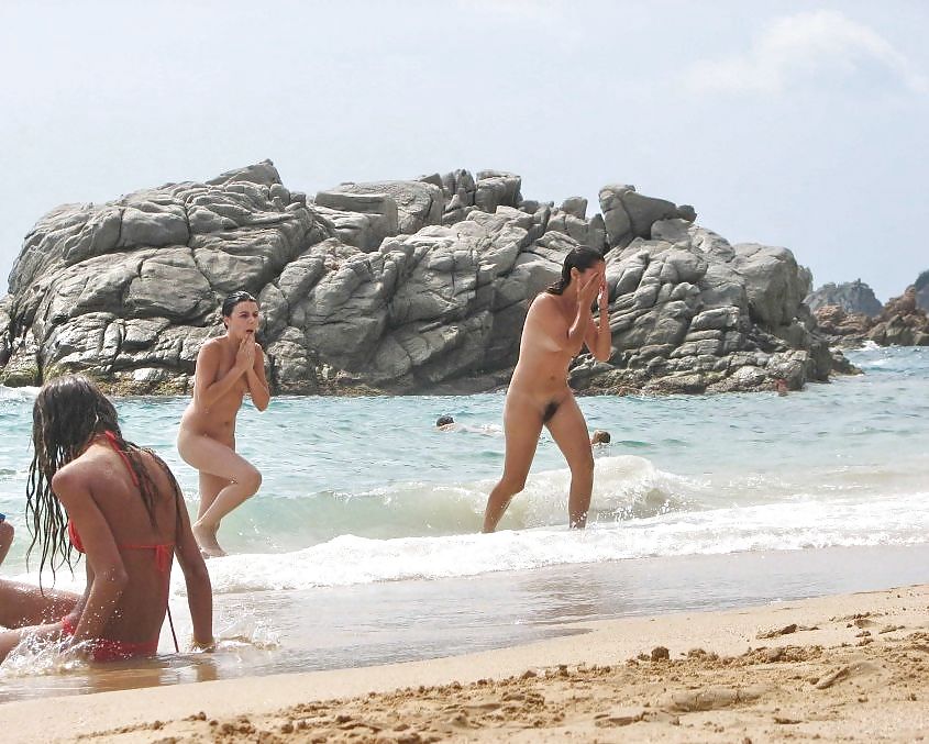 Jóvenes nudistas en la playa
 #491228