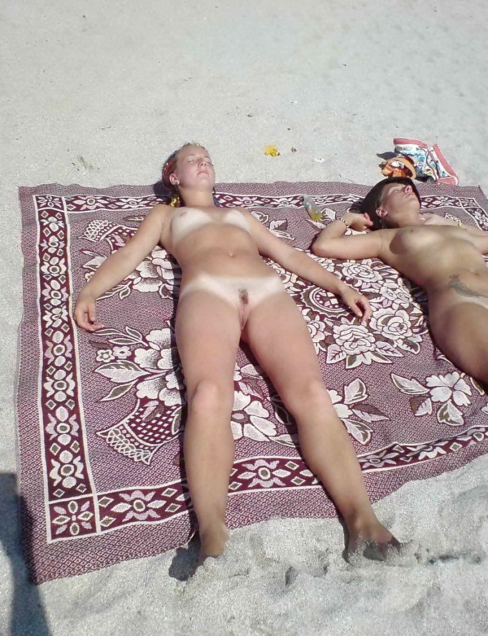 Jóvenes nudistas en la playa
 #491239