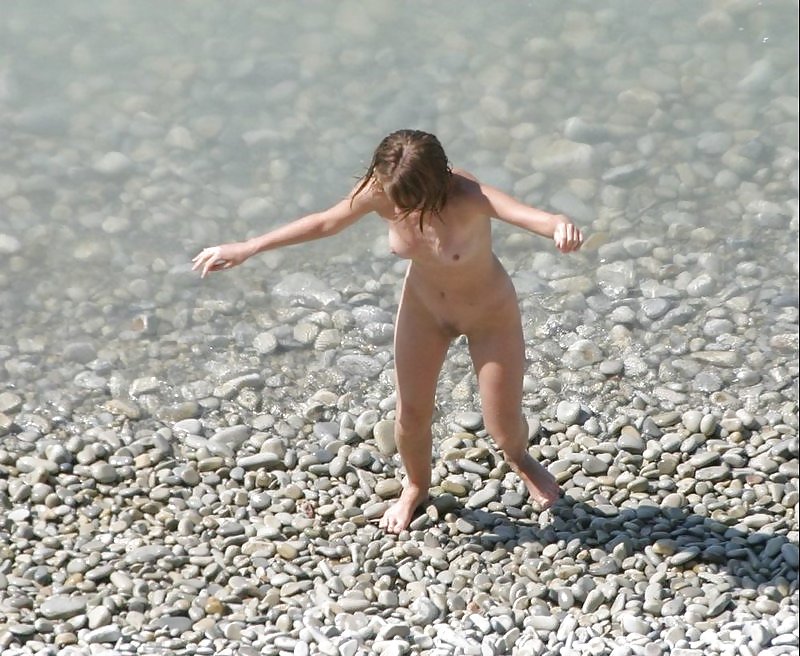 Jóvenes nudistas en la playa
 #491394