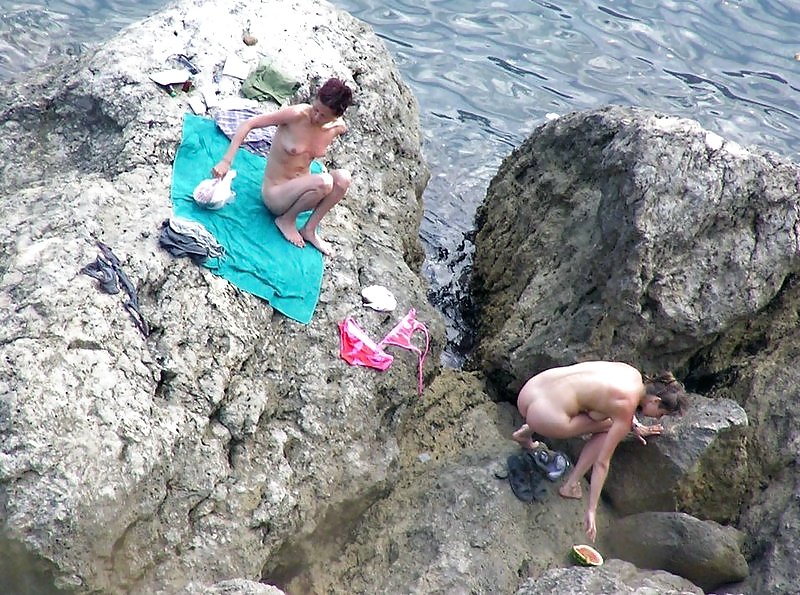 Jóvenes nudistas en la playa
 #491403