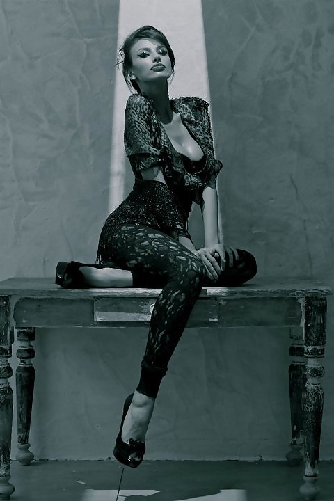 ルーマニア美人モデル madalina ghenea high heels legs
 #22451804