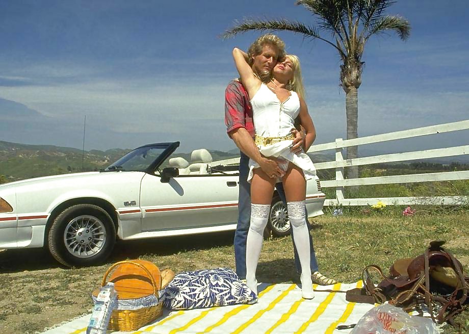 Rubia con lindas tetas en picnic con su admirador
 #10402366