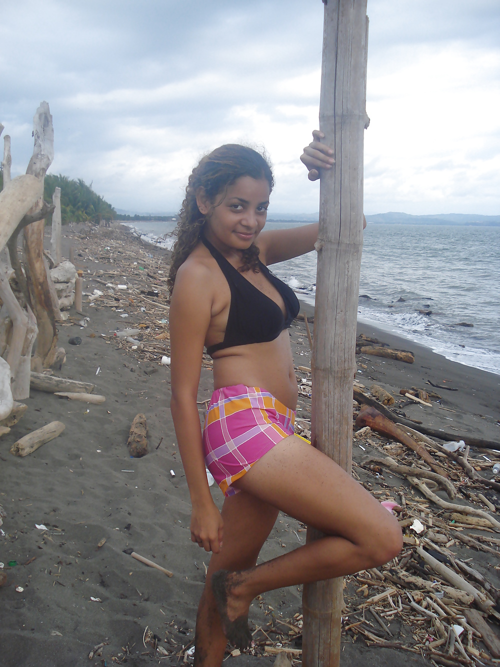 Costa Rican brunette #20210548