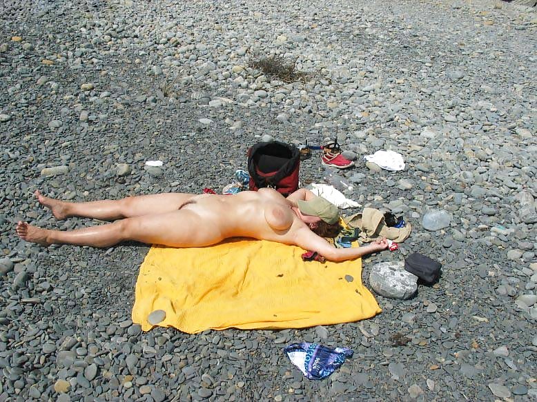 Jóvenes nudistas en la playa
 #681467