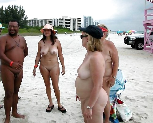 Jóvenes nudistas en la playa
 #681636