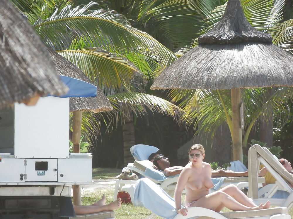 Klobig Blond - Oben Ohne In Mauritius #17278267