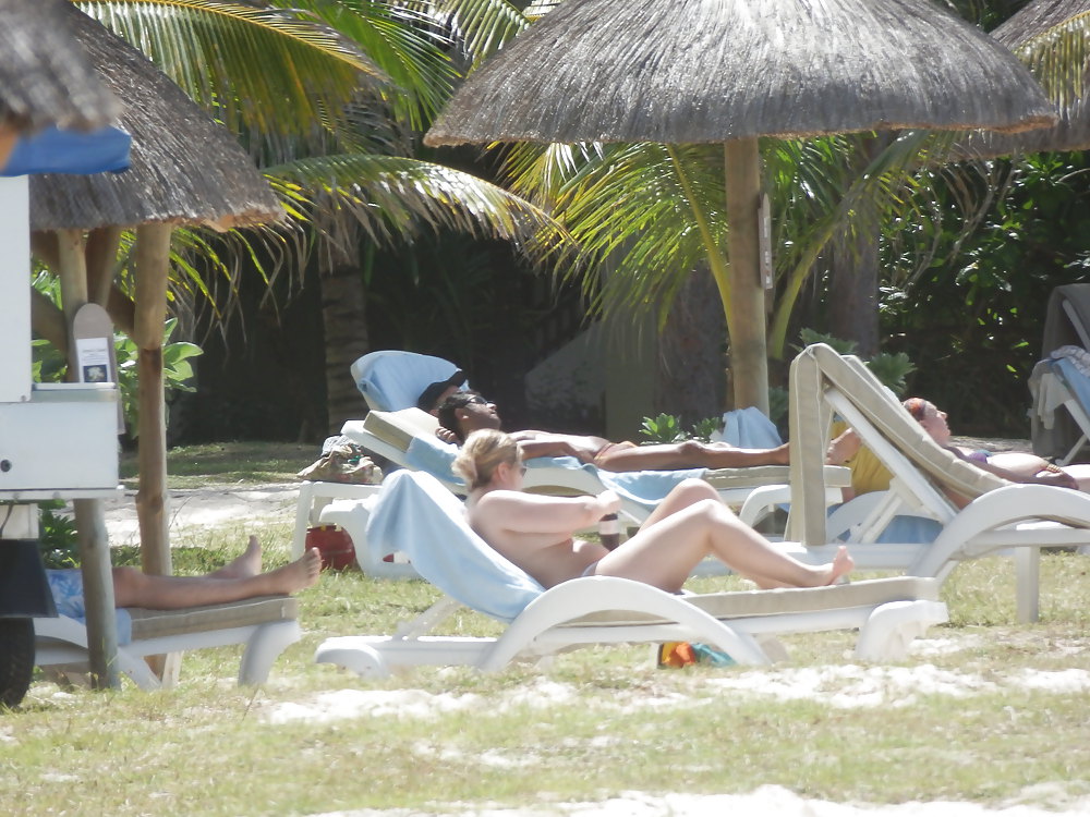 Klobig Blond - Oben Ohne In Mauritius #17278271