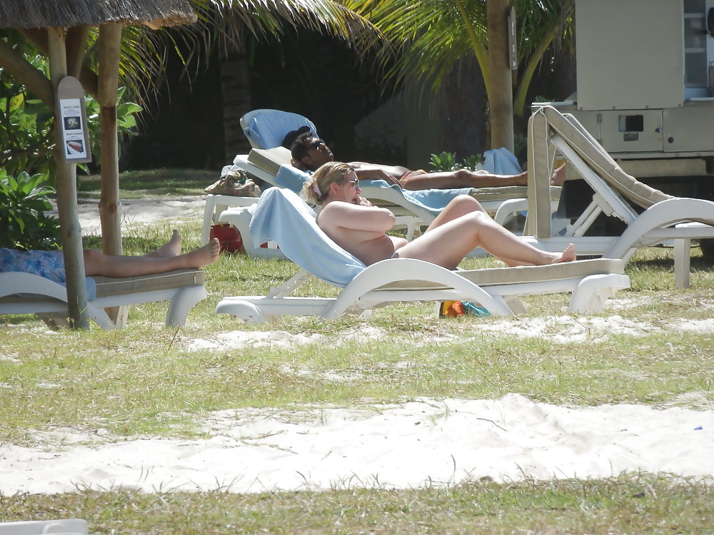 Klobig Blond - Oben Ohne In Mauritius #17278275