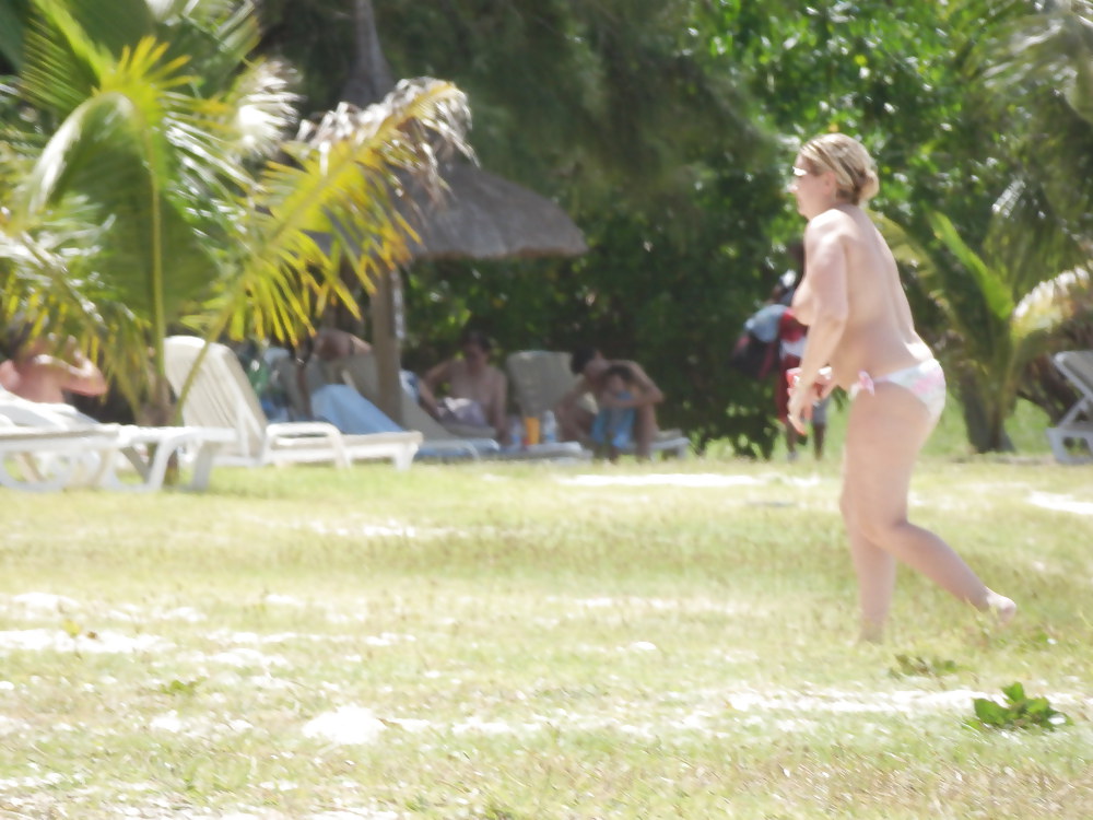 Klobig Blond - Oben Ohne In Mauritius #17278309