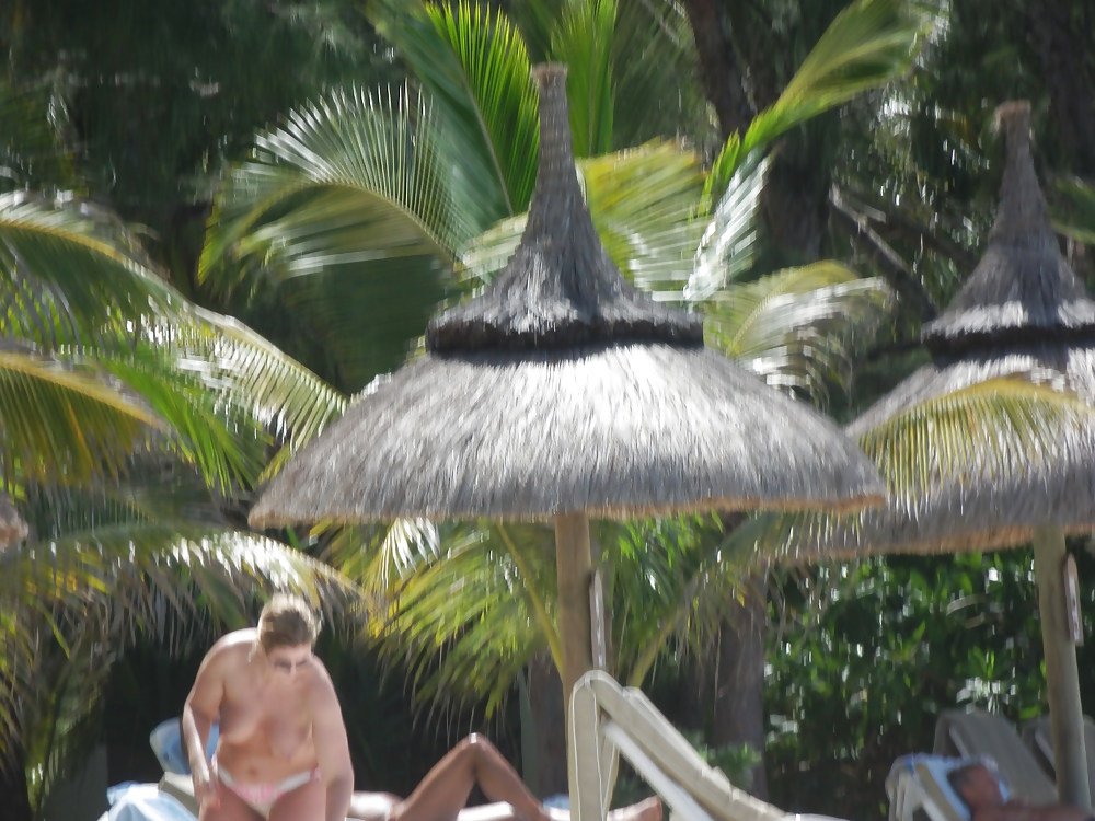 Klobig Blond - Oben Ohne In Mauritius #17278326