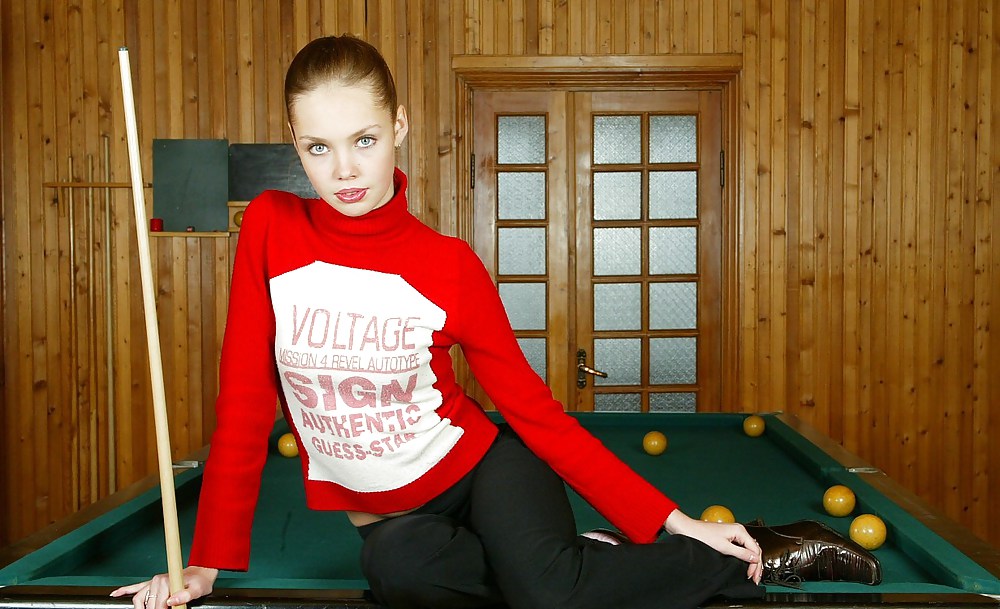 キュートなロシア人ティーンJulia - playing billiard
 #12165426