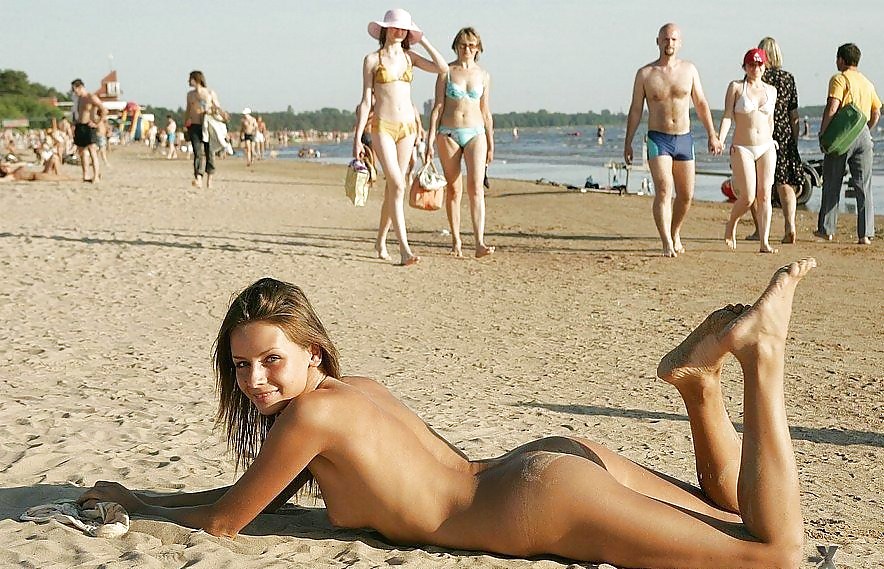 Sesso misto sulla spiaggia 37
 #15328028