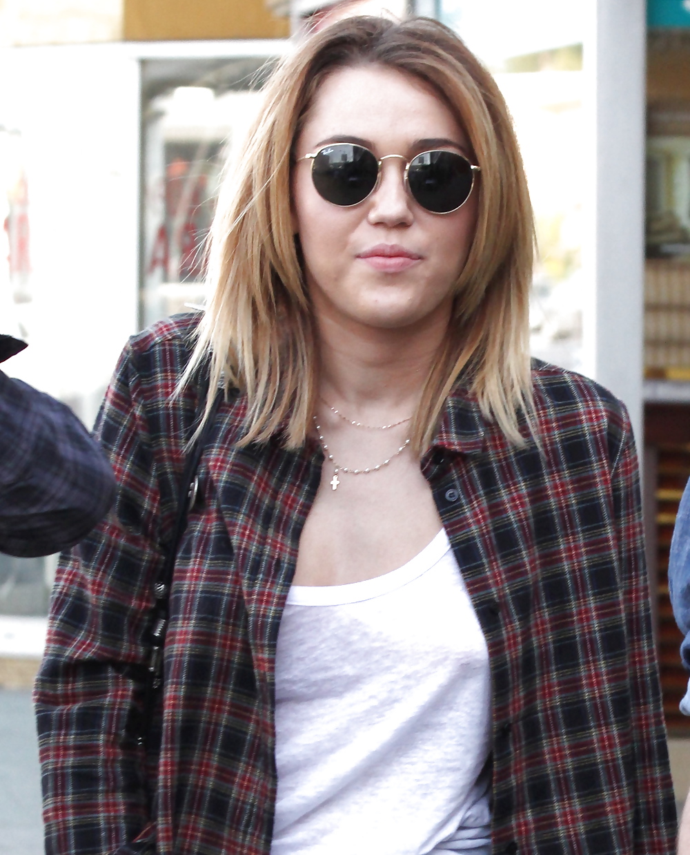 Miley Cyrus Hasst BHs! #6970052