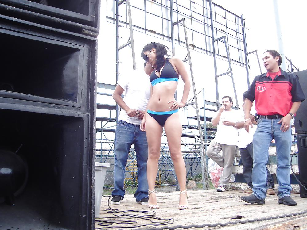 Una Edecan Desfilando #3770912