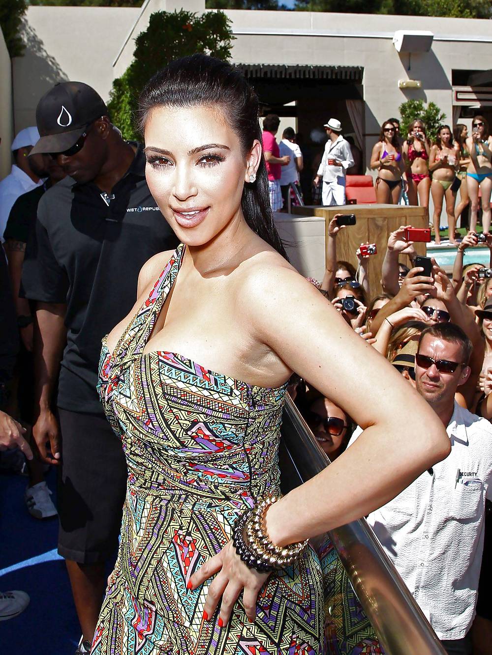Kim Kardashian leggy in tight dress and heels #4229978