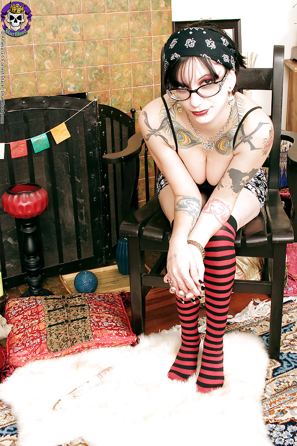 Tatuado emo chica con gran juguete de vidrio
 #9412847