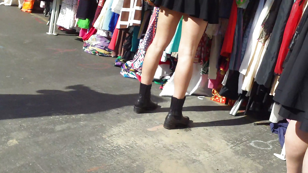 綺麗な脚を持つ短い黒のスカートのホットティーンガール
 #8858536