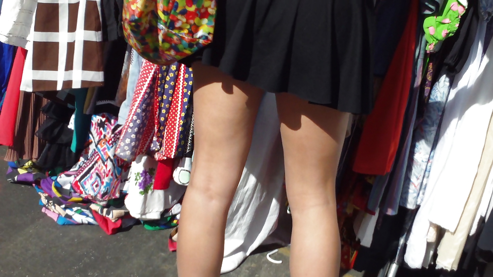 綺麗な脚を持つ短い黒のスカートのホットティーンガール
 #8858640