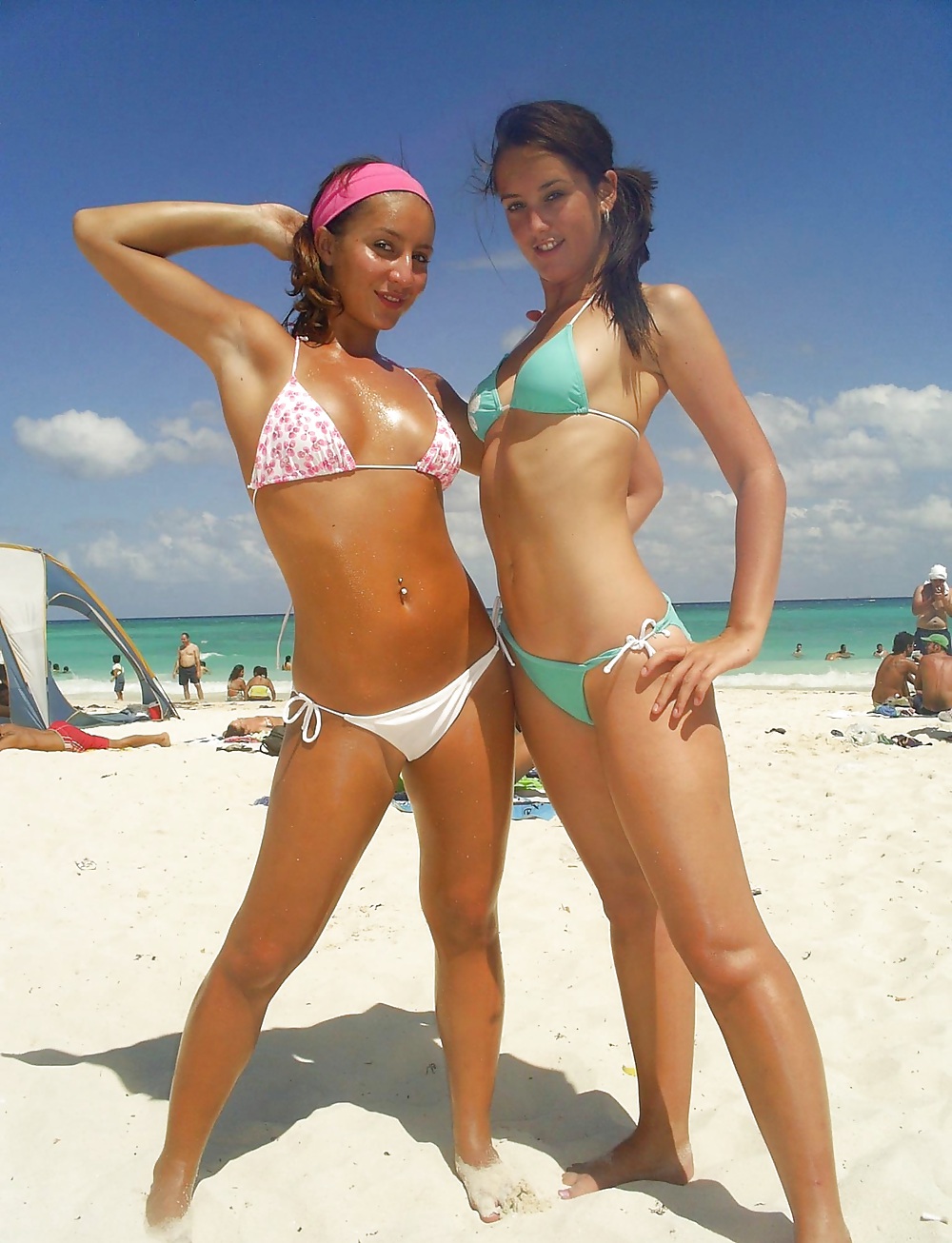 Alcune immagini di sexy giovani amatoriali sulla spiaggia mescolate
 #21524017