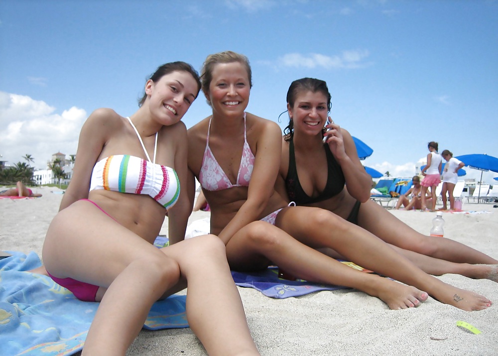 Alcune immagini di sexy giovani amatoriali sulla spiaggia mescolate
 #21524051