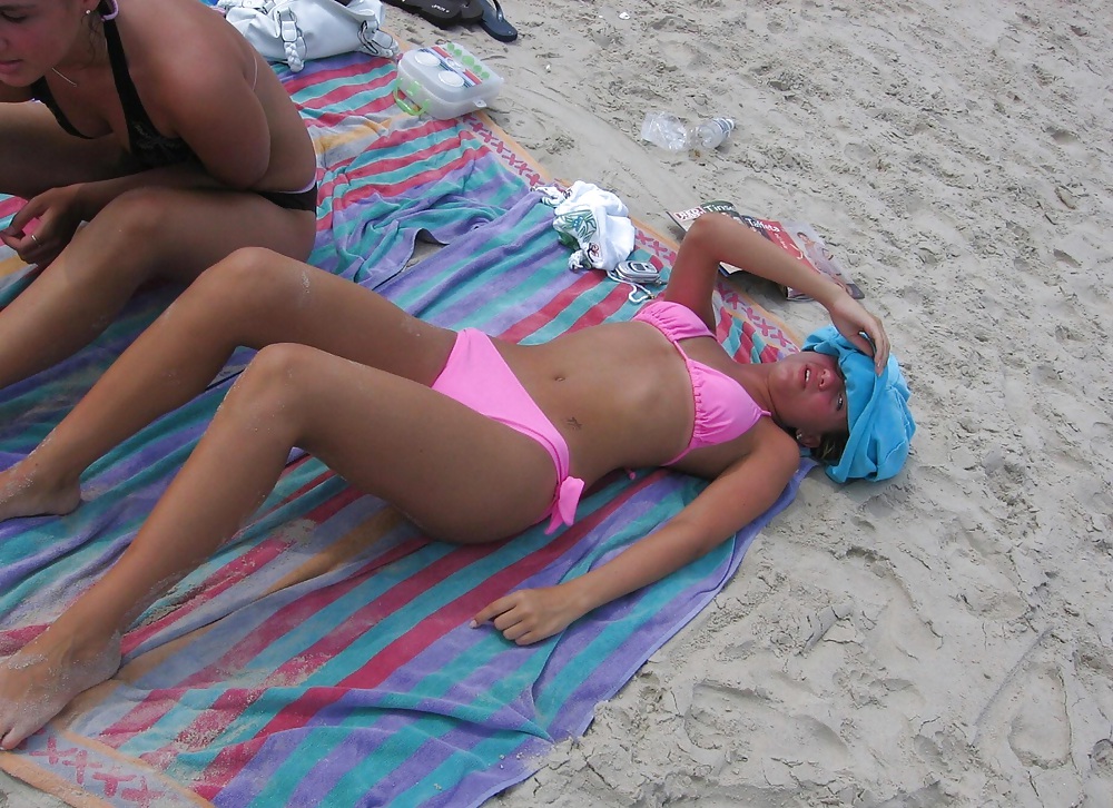 Alcune immagini di sexy giovani amatoriali sulla spiaggia mescolate
 #21524197