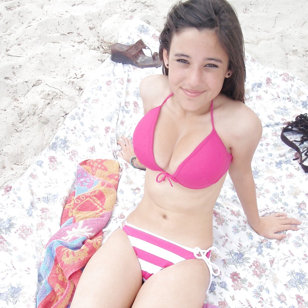 Algunas imágenes de jóvenes amateurs calientes&chicas en la playa mezcladas
 #21524467