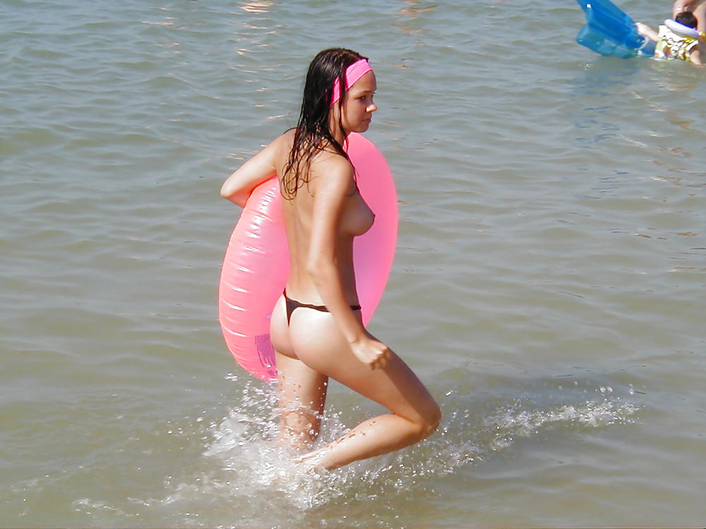 Algunas imágenes de jóvenes amateurs calientes&chicas en la playa mezcladas
 #21524509