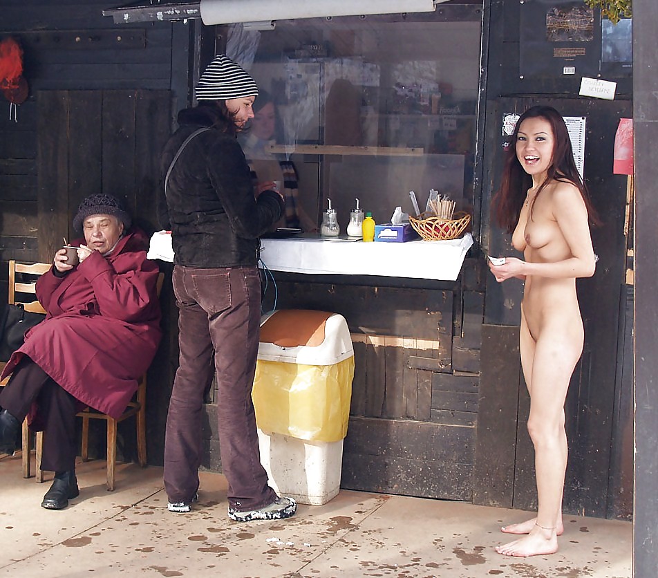 Chicas desnudas en público
 #8827338