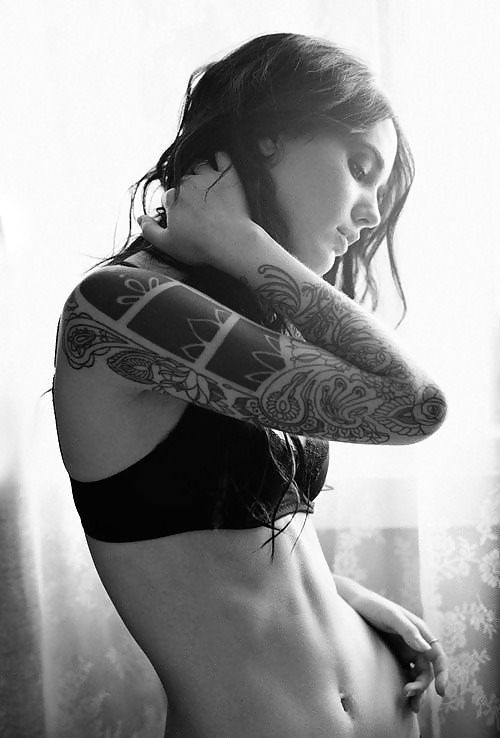 Tattooed ladies #19794269