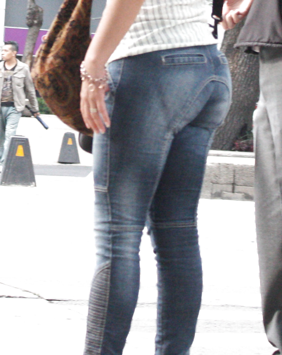 Milf in jeans stretti
 #19832365