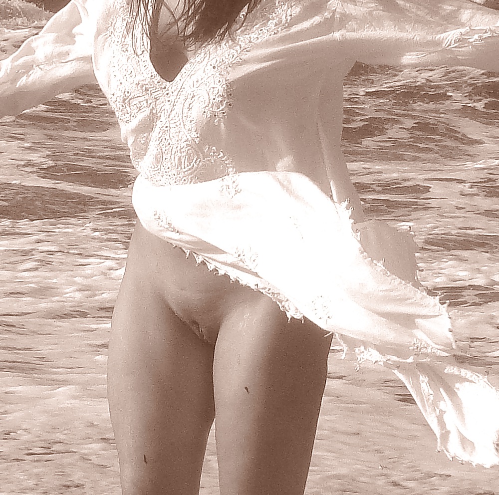 Esposa desnuda en la playa
 #3209159