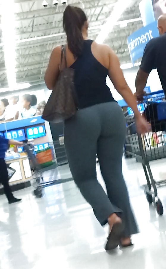Sexy bolla fine culo latina in pantaloni di yoga voyeur
 #21240028