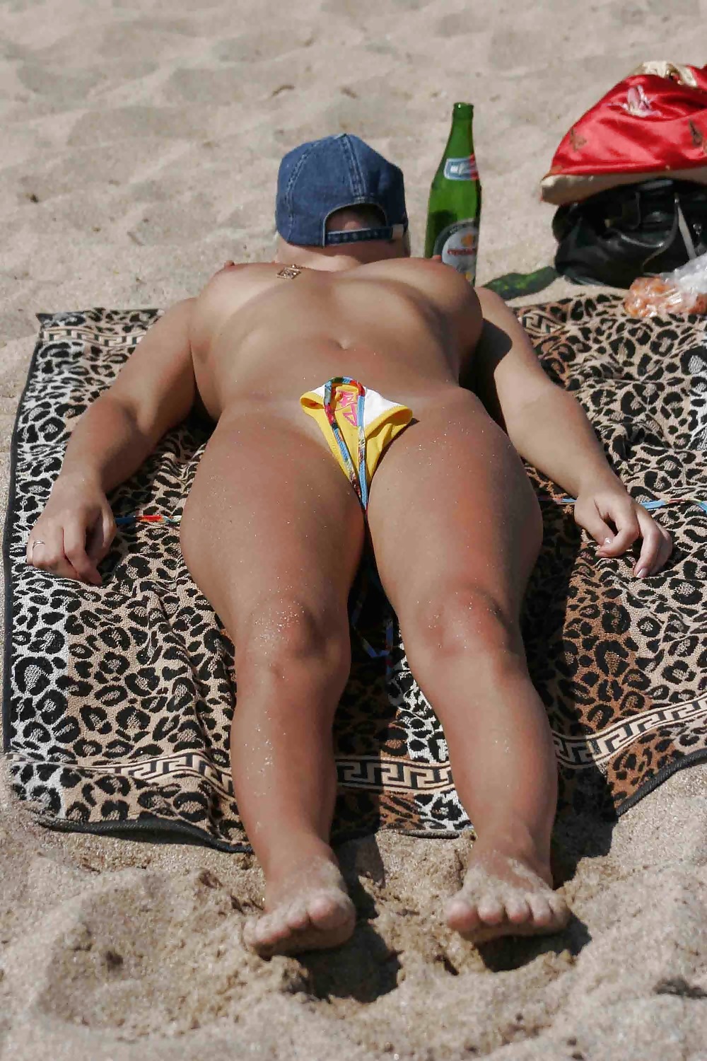 Putas calientes desnudas en la playa voyeur
 #2565965