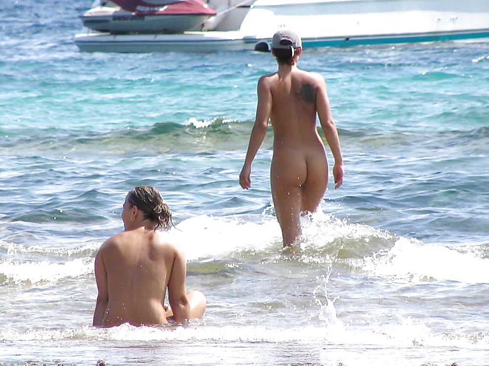 Putas calientes desnudas en la playa voyeur
 #2566380
