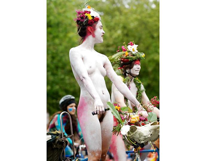 Nude Painted Ladies in Public Fetish Gallery 2 #19024120