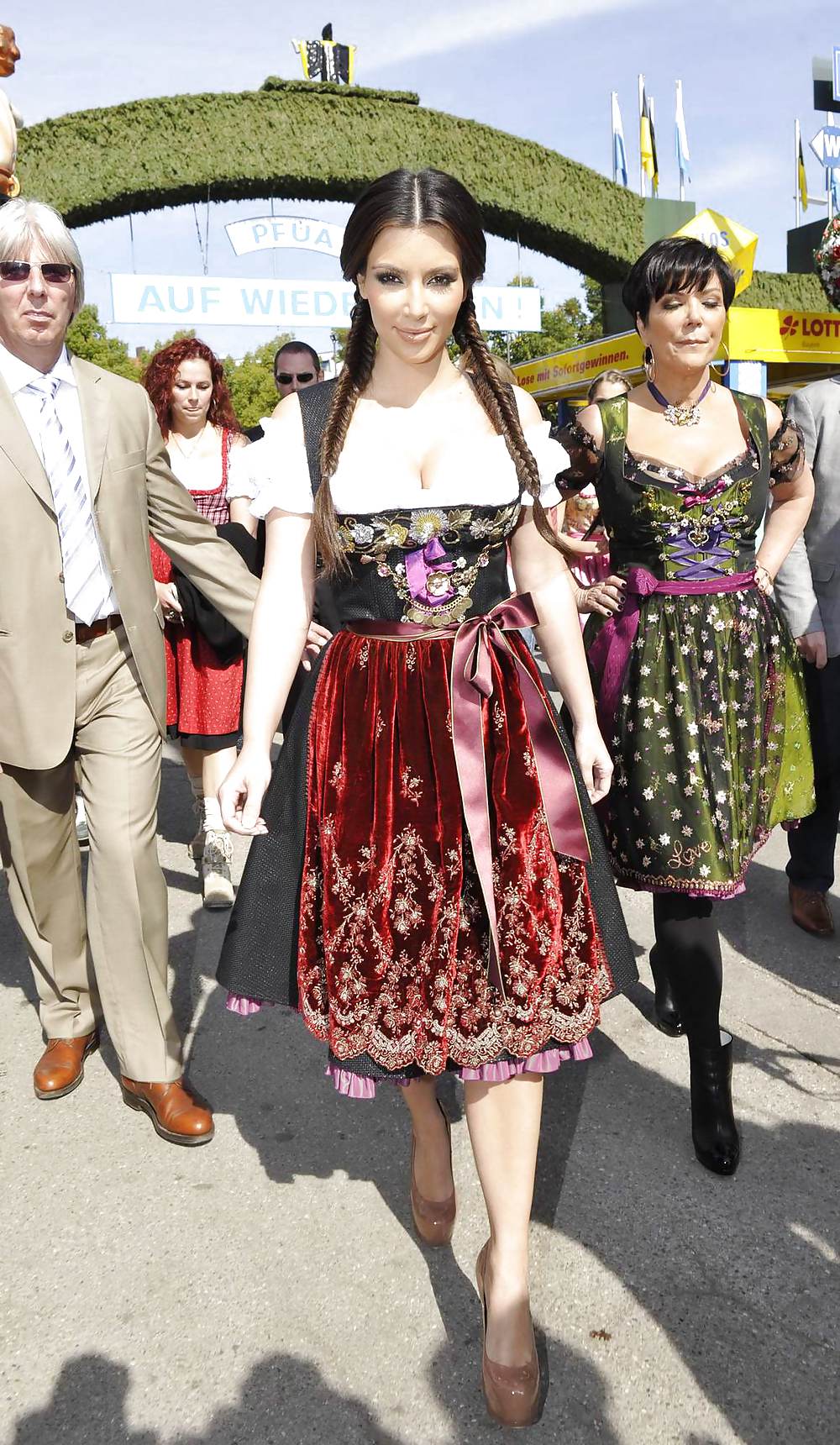 Kim Kardashian In Einem Traditionellen Kleid Für Wiesn #3780298