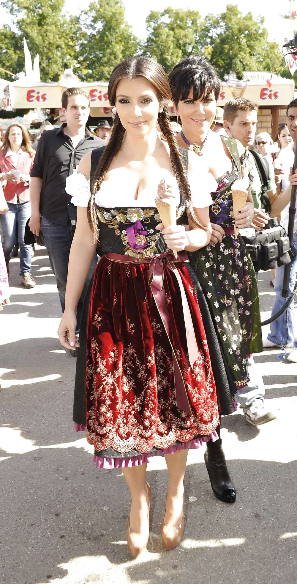 Kim Kardashian In Einem Traditionellen Kleid Für Wiesn #3780318