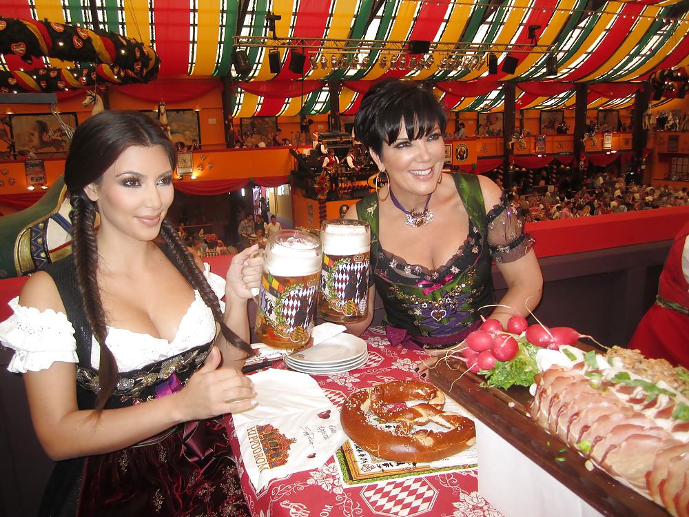 Kim kardashian in un abito tradizionale per l'oktoberfest
 #3780345