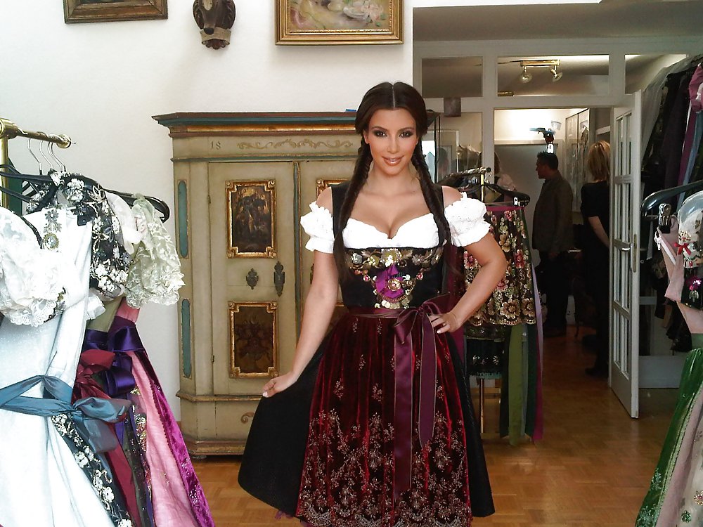 Kim Kardashian In Einem Traditionellen Kleid Für Wiesn #3780374
