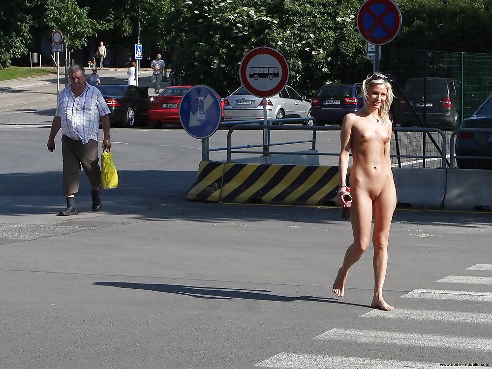 Desnudo en público 3
 #16679287