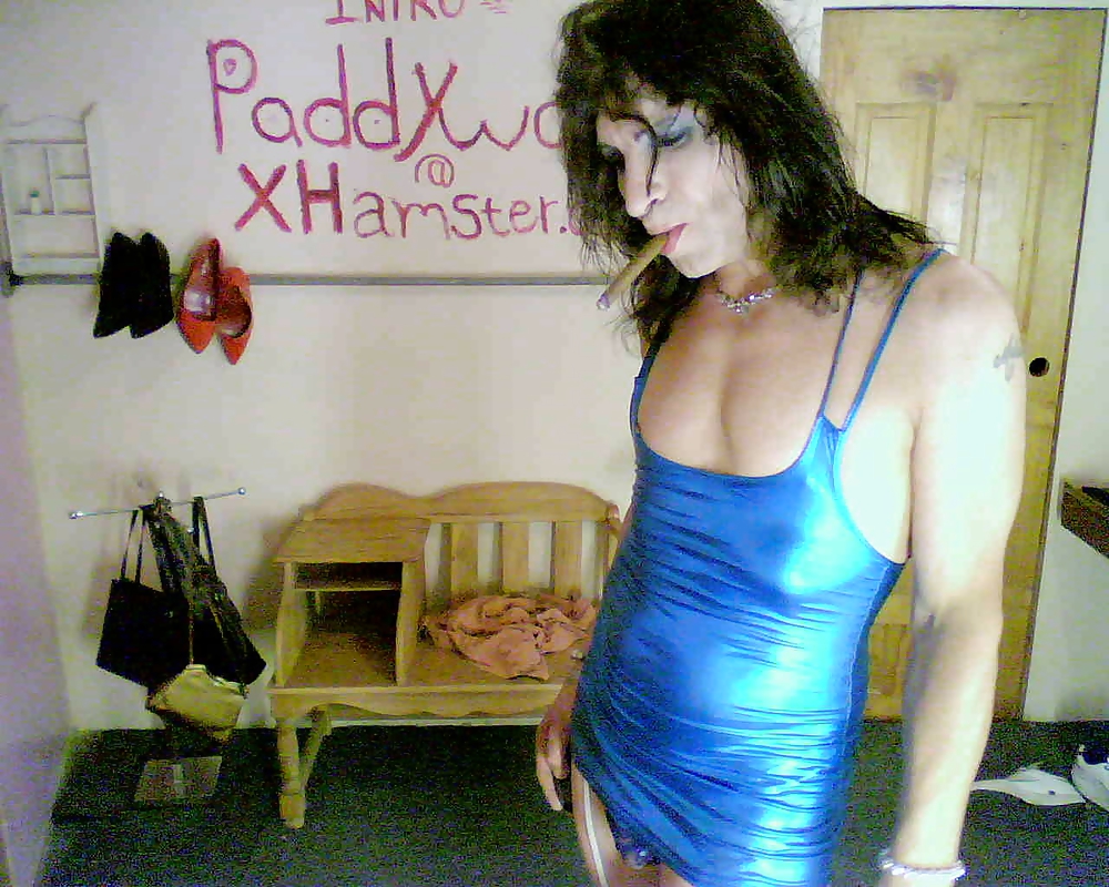 Mini vestido azul metálico y un puro cubano
 #4208534