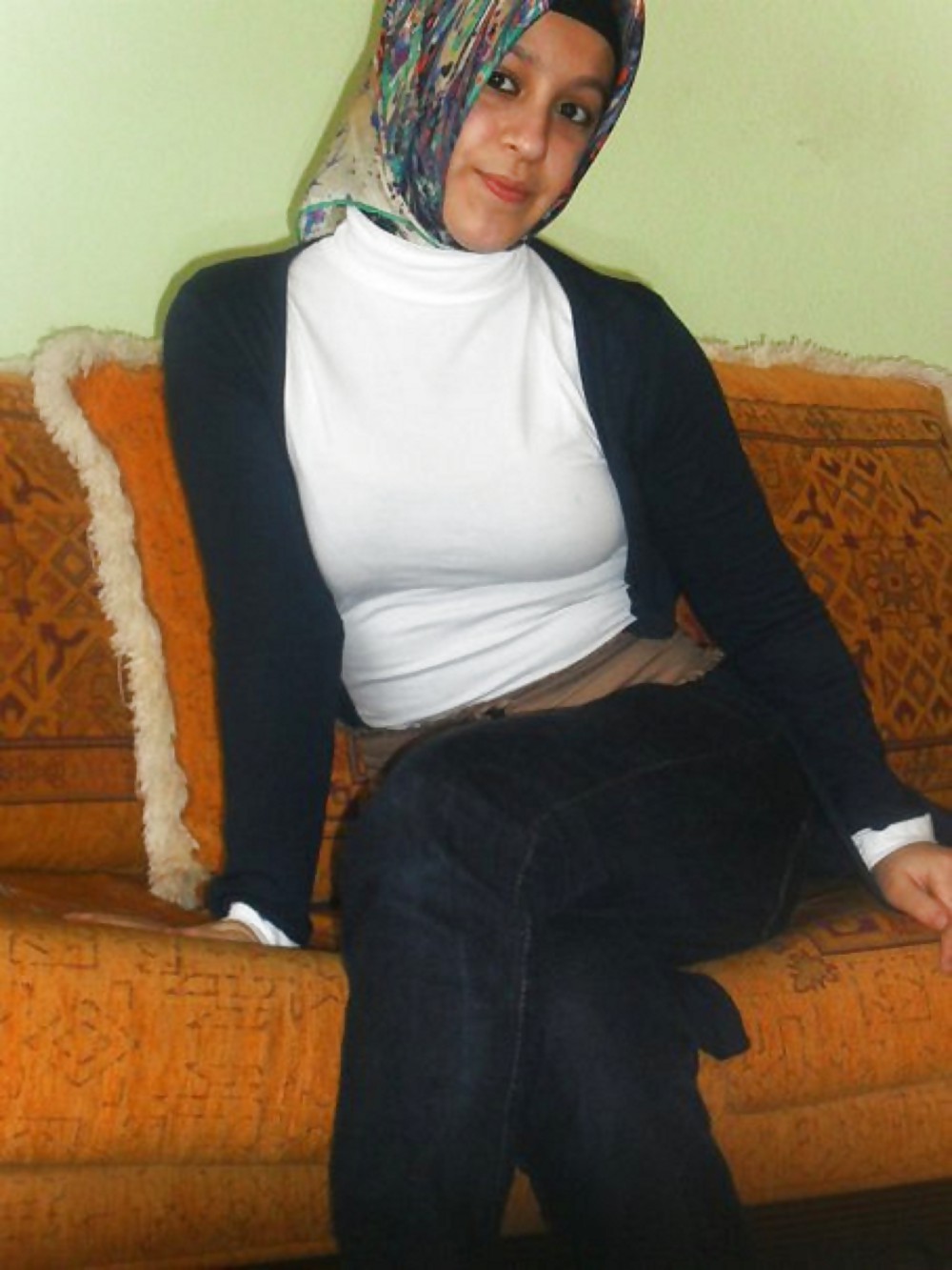 Mujer árabe con el pecho grande 3
 #10596868