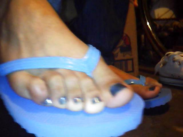 Sandales, Les Pieds Et Les Ongles Peints En Bleu #21953888