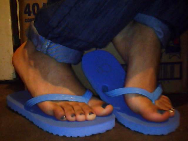 Sandales, Les Pieds Et Les Ongles Peints En Bleu #21953950
