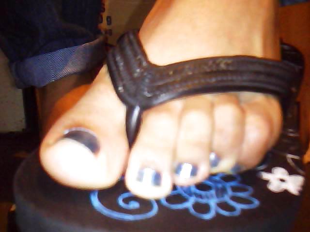 Sandales, Les Pieds Et Les Ongles Peints En Bleu #21954021