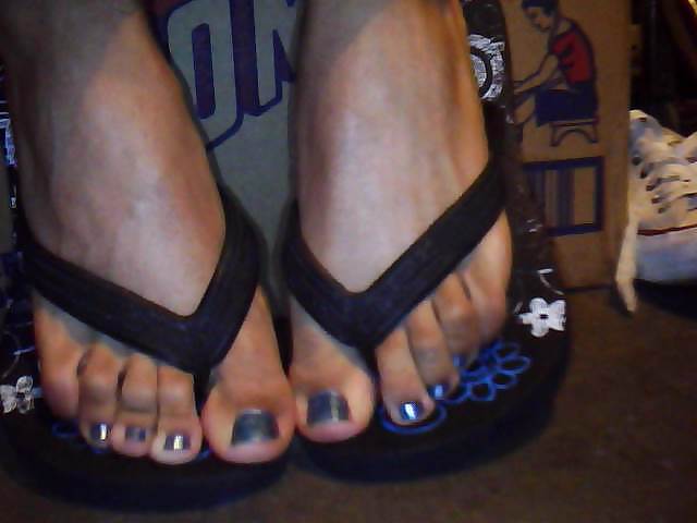 サンダル、足、爪を青く塗る
 #21954110