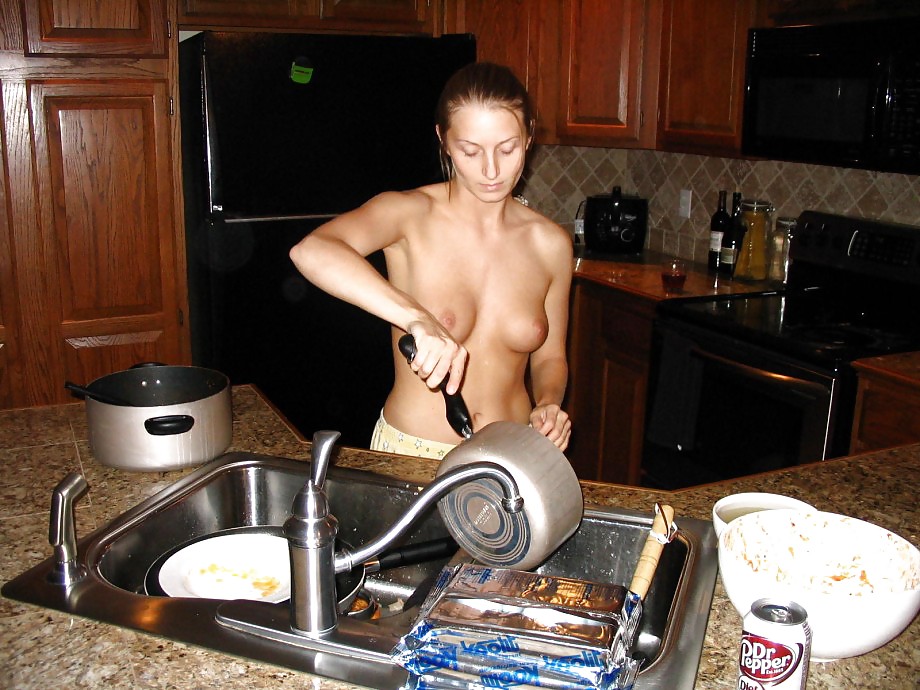 裸の素人が台所で料理をする by blondelover
 #4928623
