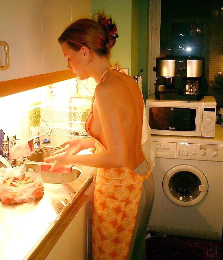 裸の素人が台所で料理をする by blondelover
 #4928633